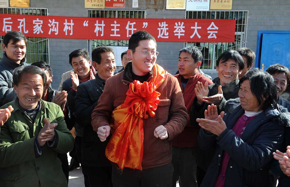 　　圖：二十二日，葉偉強（前中）當選後接受村民的祝賀（新華社）