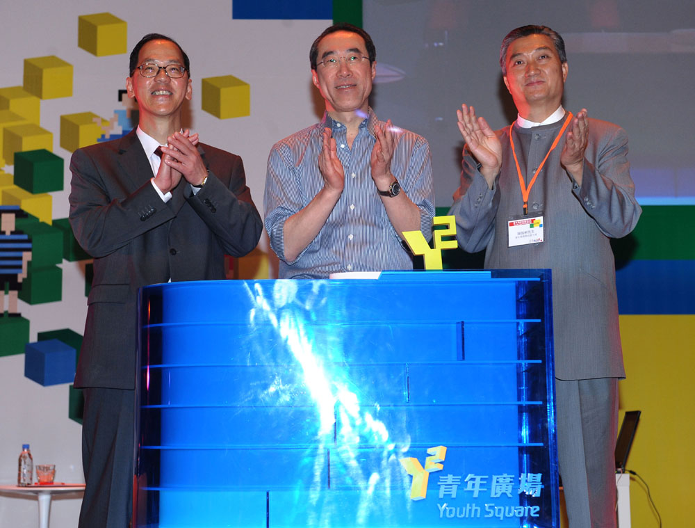 　　圖：唐英年（中）、曾德成（左）出席青年高峰會議，右為青年事務委員會主席陳振彬（本報攝）