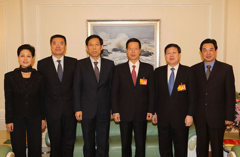 　　圖：中共中央政治局委員、天津市委書記張高麗（左四），天津市委副書記、市長黃興國（左五）會見大公報董事長兼社長姜在忠（左三）、總編輯賈西平（左二）、總經理盛一平（左六）、社長助理史汝霞（左一）一行。（本報攝）