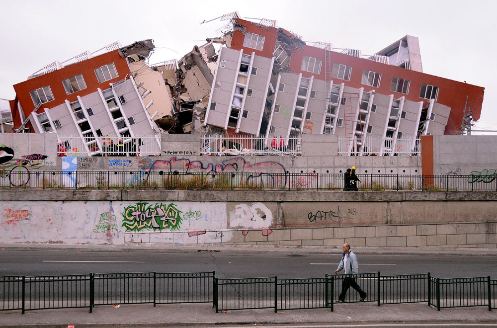 　　圖：智利重災區康塞普西翁很多建築已完全坍塌，市中心全部化為廢墟