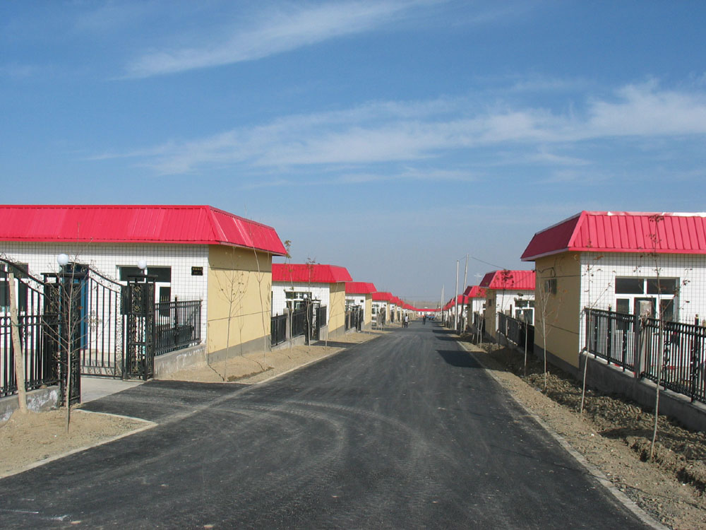 　　□6年前，新疆隨處可見農村困難戶居住在乾打壘砌築、土塊砌牆等生土建築的危房中；6年後，在新疆廣袤的大地上，新世紀的新疆，正發生歷史性變遷：大批磚木、磚混、石木、木板夾芯、笆子牆結構的抗震房遍及天山南北，危房變新房，小屋變大屋，舊村變新村，舊貌換新顏。一排排整齊有序的抗震房隨處可見，已有近千萬農牧民住進了亮堂堂的抗震安居房，一幅幅社會主義新農村的畫卷展現在人們的面前。\文：胥建華 肖代君（抗震安居辦副主任）圖：肖代君