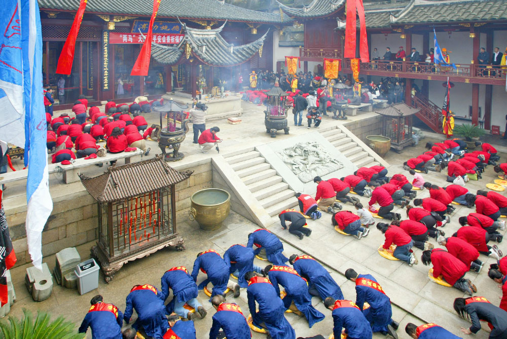 　　圖：「兩馬」媽祖信眾在福建船政天后宮舉行平安會香祈福活動（楊勇攝）