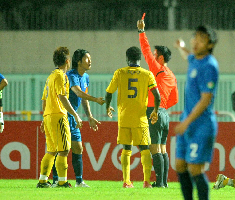 　　圖：大中隊長潘文迪（左二）被驅逐離場　（本報攝）