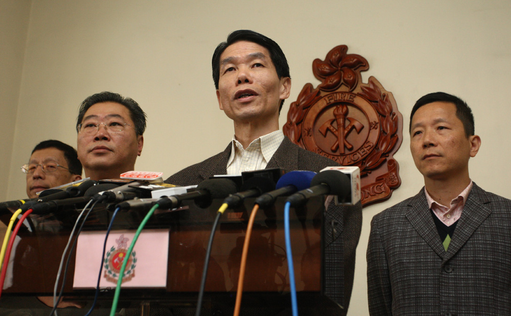 　　圖：盧振雄（右二）在答問會後總結時表示，希望消防員能「平平安安上班，齊齊整整放工」（本報攝）