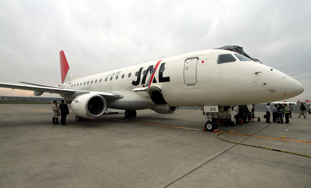 　　圖：停泊在東京成田機場的一架日航飛機（資料圖片）