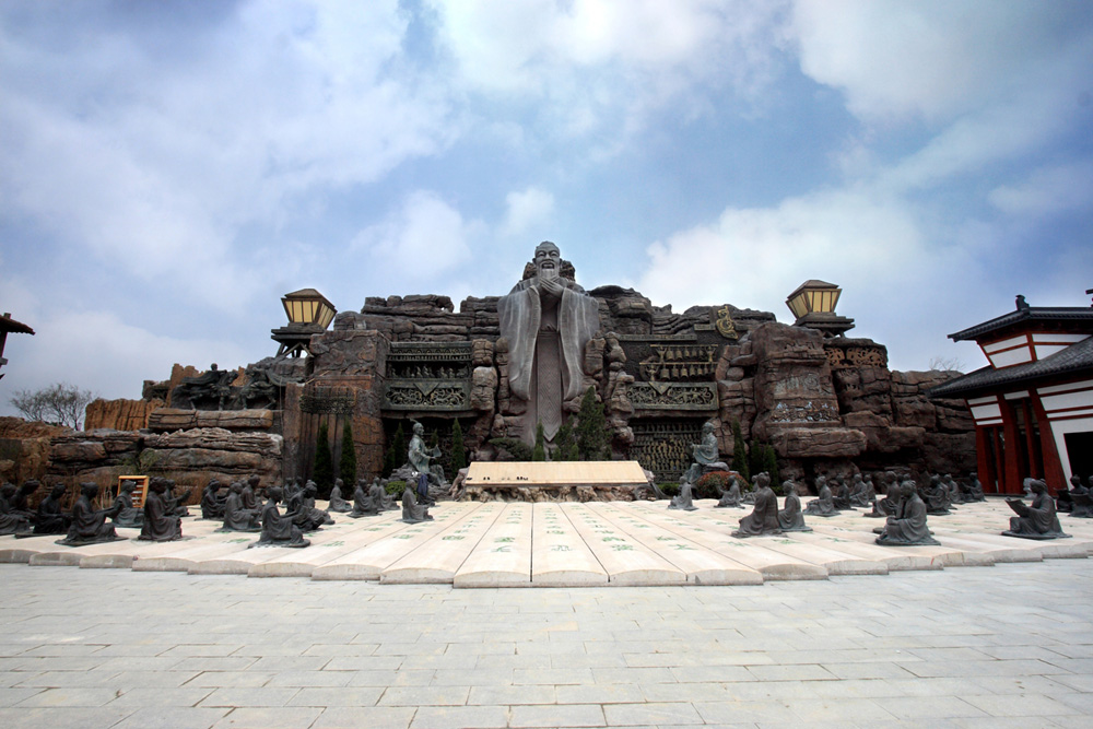 　　□「明清看北京，南宋看杭州，隋唐看西安，春秋看淹城」。漫步位於江蘇常州南郊武進區的淹城遺址，濃郁的春秋文化氣息會撲面而來，還來不及細品，中國唯一的三城三河相套的古城遺址立刻將人淹沒在古人的驚人智慧之中，似乎，除了驚嘆，還是驚嘆，也只有驚嘆。\文、圖：本報記者　陳 旻