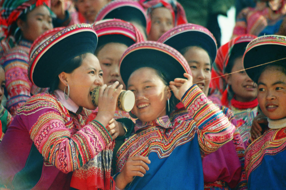 　　□屏邊，一顆滇南明珠，是雲南省唯一的苗族自治縣，全國5個苗族自治縣之一。地處雲南省南部，紅河州東南部，處於中越國際大通道的咽喉部位。境內旅遊資源豐富，有距昆明最近的原始森林大圍山國家級自然保護區、世界最大天然睡佛、國內罕見的史前陸地火山、景致迷人的高山瀑布、舉世矚目的滇越鐵路和人字橋，被譽為「動植物基因庫」、「天然美容院」和中國最南端的春城。隨着昆河高速公路蒙自至河口段、蒙自至石林段的即將通車，屏邊的區位優勢將更加凸顯。目前，屏邊處在「昆明─河口─越南」國家黃金旅遊線路的「光接點」上，依託昆明、河內國內外旅遊市場客源的對流互動，屏邊必將成為吸引域外遊客的新視點，成為距昆明、河內最近的避暑度假休閒體驗勝地，昆明、河內也將成為屏邊休閒度假旅遊最重要的客源依託地和橋頭堡。文：方方 圖：屏邊縣委宣傳部