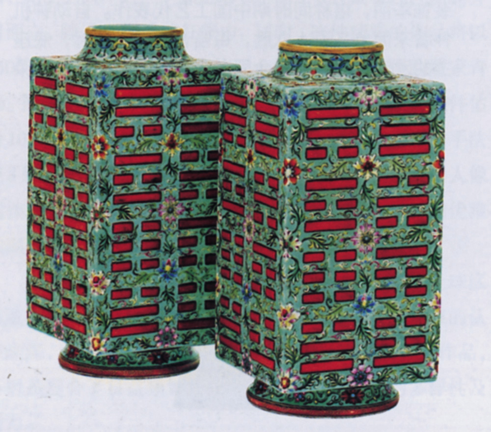 清乾隆──松石綠地粉彩八卦紋琮式瓶一對- 大公報