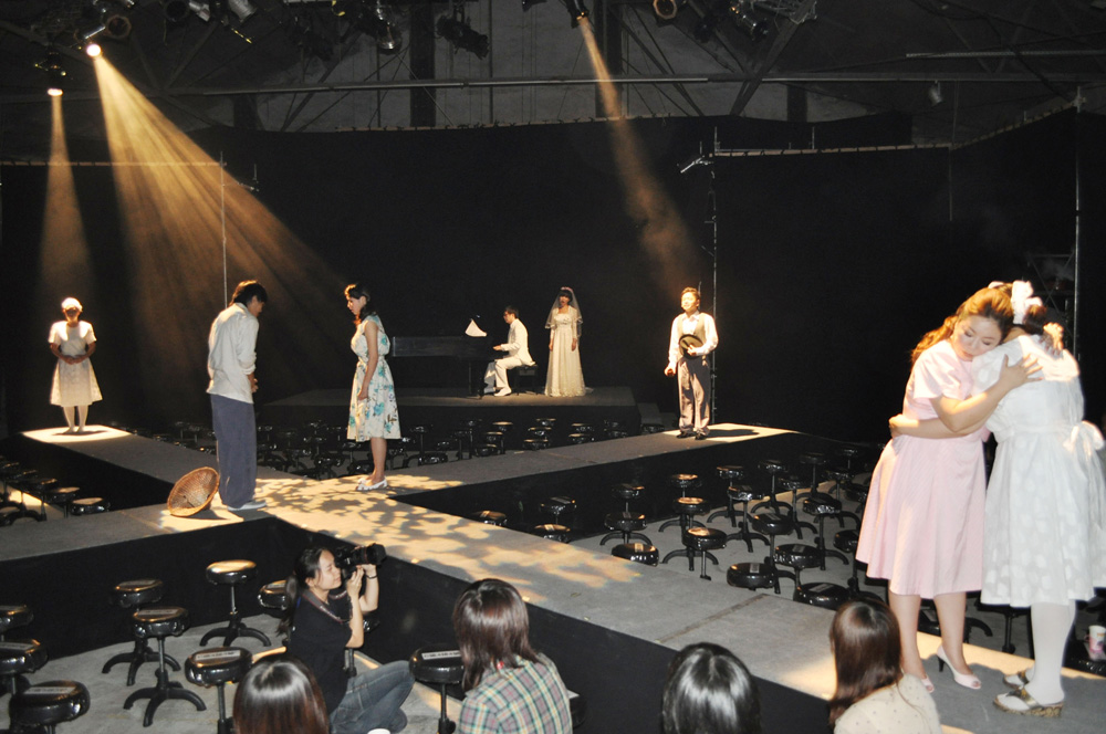 　　圖：台灣戲劇表演家劇團首部小劇場作品《謊言》26日在高雄市登場，X型舞台及360度旋轉觀眾席，打破常規舞台設計，讓觀眾耳目一新。中央社