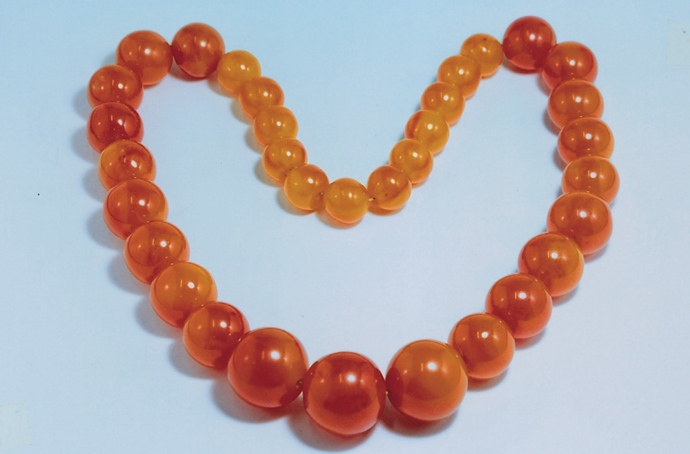 　　圖：美人醉頸鏈，大、小三十三子，排到整齊有序，做工精細。晶蠟質地，米白泛紅，珠子粒粒圓潤飽滿。蜜蠟顏色淡紅或米白泛紅，坊間稱「美人醉」、「孩兒臉」，淺鮮嬌陽，深得女士歡心。
