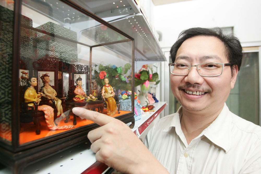 　　□兒時，總會在大街小巷見到民間賣藝者擺設攤檔，憑着雙手技藝，只需一瞬間，就可憑不同材料造出各款創作，例如造型趣致的麵粉公仔、栩栩如生的編織草蜢、維肖維妙的人形剪紙等，拿上手可以快樂大半天。然而隨着時代更迭，這些傳統民間藝術漸漸式微，賣藝者穿梭遊走的背影亦陸續銷聲匿跡於茫茫人海中。不過仍然有人不向命運低頭，在本港默默傳承文化，並將民間藝術由街頭賣藝提升至學術層面，期望未來一代仍可知道什麼是麵粉公仔、草蜢編織，「香港不應只是由金融、商業堆砌，如果連自己都不堅持，又有誰來堅持、願意為這些中國文化犧牲？」\文：黃俊鋒 圖：杜漢生