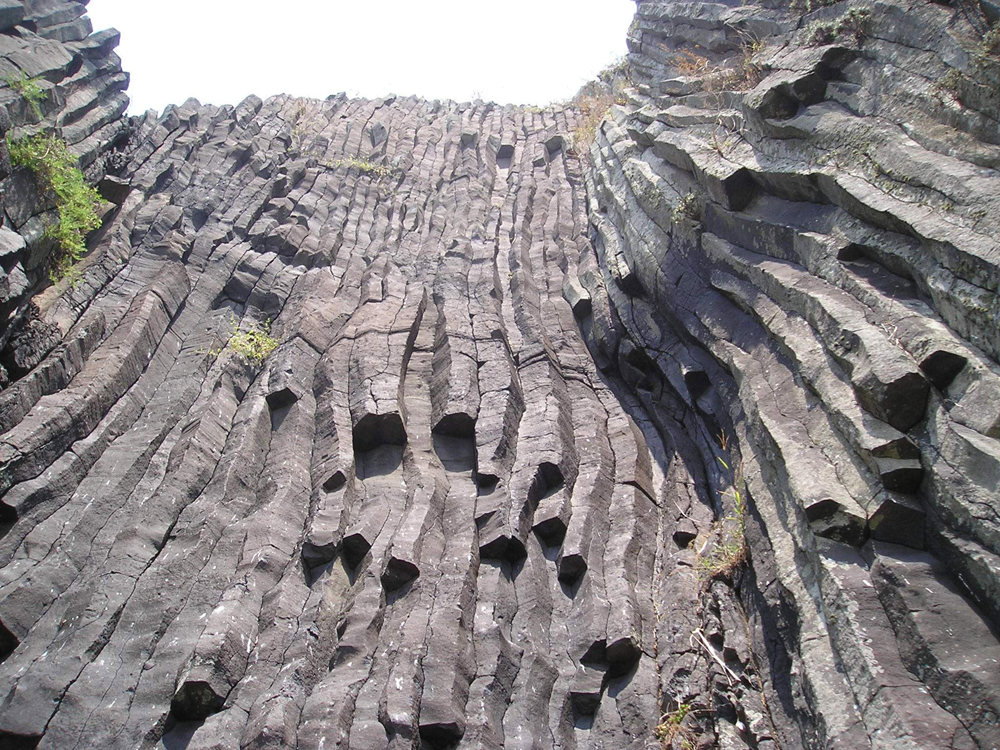 　　□在距離福建漳州市區約80公里，龍海縣與漳浦縣交界的海面上，有兩座約在二千多萬年前由火山噴發形成的小島：林進嶼和南碇島。這兩座由火山岩構成的小島面積不大，但其獨特的柱狀節理玄武岩結構，在世界上絕無僅有，南碇島上就有140萬根長短不一的柱狀節理玄武岩。作為中國唯一的濱海火山地貌景觀，林進嶼和南碇島曾雙雙入選「中國十大最美海島」。\文、圖：本報記者　陳仁水
