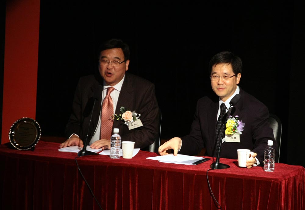 　　圖：林瑞麟（右）相信粵港合作的闊度和深度會不斷提升。旁為研討會其中一名主持人黃玉山 本報攝