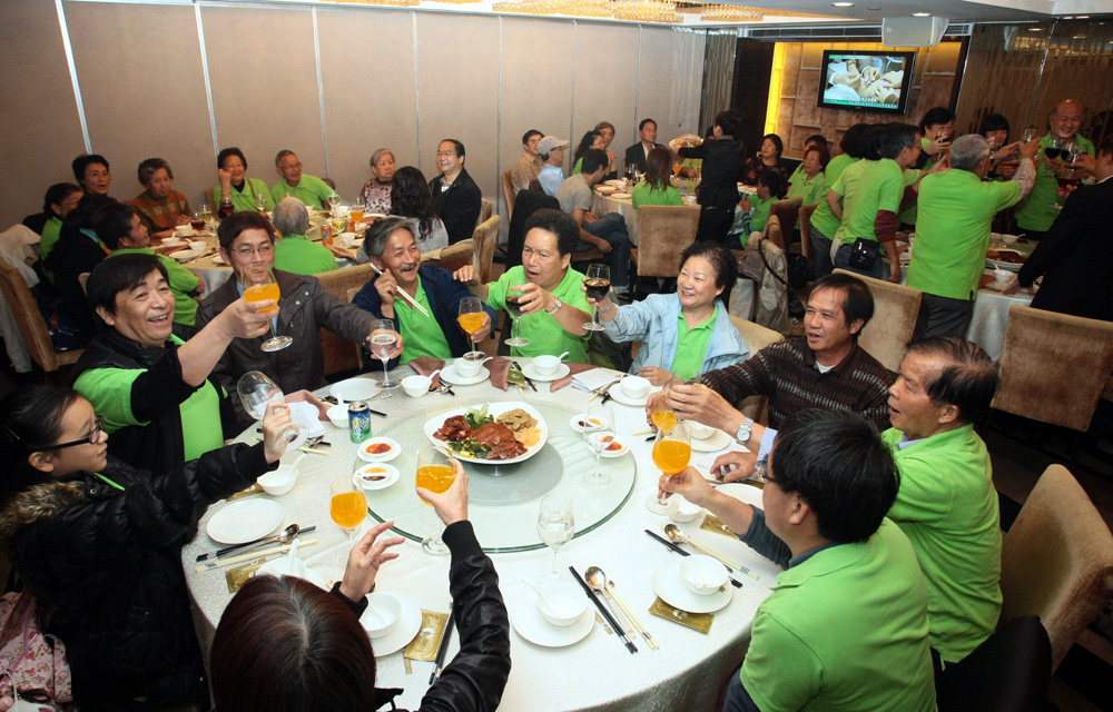 　　圖：村民舉杯慶祝獲得新家園 黃洋港攝