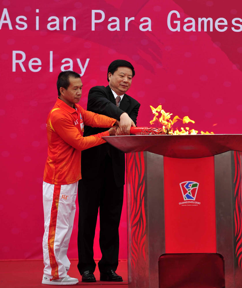 　　圖：廣州市政協主席林元和（右）與最後一棒火炬手全永昌共同點燃聖火盆/新華社