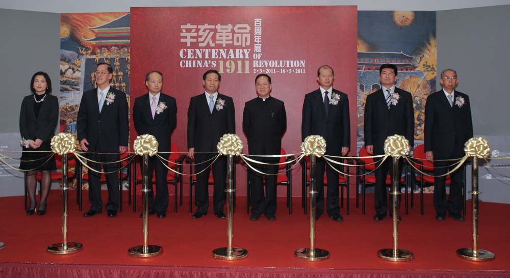 　　圖：一百年前一場辛亥革命，為中華民族走向共和開創新紀元。特區政府聯手湖北省博物館舉行「辛亥革命百周年展」，彙集來自香港、湖北、美國等文博機構的逾四百件珍貴歷史圖片、文物和影像資料，形象生動將觀眾帶入這場激情跌宕的革命歷程。為配合今次展覽，湖北省博物館專程挑選七十三件展品來港，當中十一件屬國家一級文物，不少展品更是全球首度曝光，包括黎元洪墓出土的新軍軍服、勳章等，展覽預計吸引八萬人參觀。\本報記者 張雪洲 馮慧婷 孔 嘉