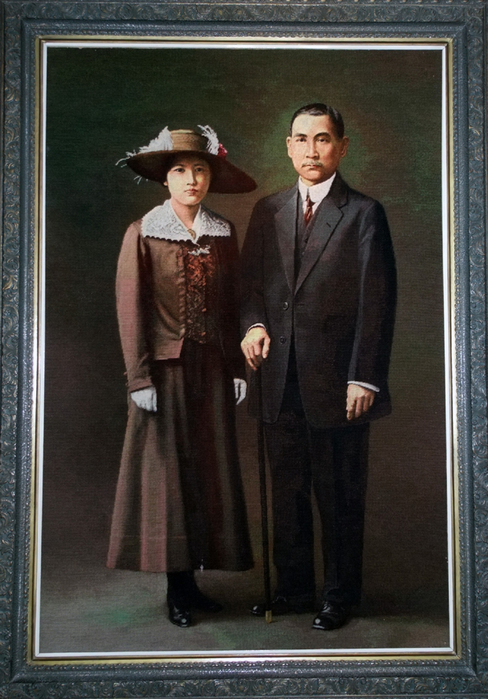 　　□宋慶齡故居坐落在北京風景秀麗的什剎海后海北沿，是一處雍容典雅、幽靜別致的庭園，故居佔地面積約20000平方米，建築面積5000平方米。從下車處到故居需步行15分鐘，沿途置身於后海與老北京胡同之中，處處有老北京純樸的風情。 \文、圖：本報實習記者 郭青昊