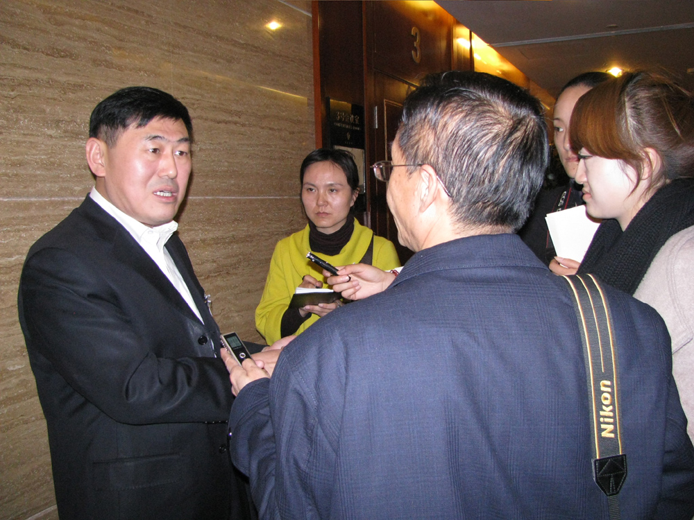 　　□參加全國「兩會」的甘肅代表強烈呼籲高度重視解決區域收入分配問題，加快縮減東西部發展差距。籲國家結合全國功能區發展規劃，出台切實有效措施促進西部基礎設施、教育、科技等的加快發展。通過加大轉移支付、資源稅調節力度，建立地區附加津貼制度等政策，縮小東西部收入差距，加快對中西部地區的發展推動。尤其，西部地區基礎教育水平遠遠落後於全國平均水平，莫讓西部孩子，特別是農村孩子再輸在起跑線上。\文：楊韶紅、柴小娜、劉來寧　　圖：張小民、楊韶紅