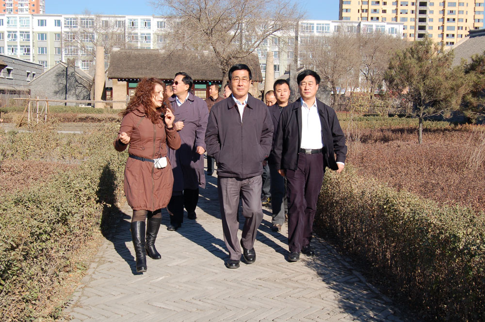 　　□半個多世紀前，一個人──蕭紅，一部書──《呼蘭河傳》，讓呼蘭走入世人視線；21世紀的今天，適值蕭紅百年誕辰之際，全世界關注的目光再次集聚在這個北方歷史名城──哈爾濱市呼蘭區，這片生養蕭紅的土地。百年滄桑，世事變幻，不變的是家鄉人紀念她、思念她的情懷，為她引領世人目光、樹立文壇新風的自豪和驕傲；是國內外文學家、史學家在解讀她、演繹她的同時，對她絕世才華的驚羨和為這位坎坷才女早逝的扼腕嘆息。\文：石寶林 徐柏勝 張春寧　　圖：白銘波