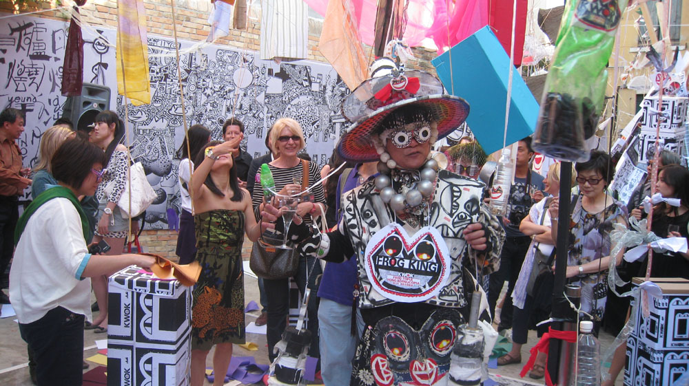 　　圖：「蛙王」郭孟浩（右）邀請參觀者參與他的藝術創作過程