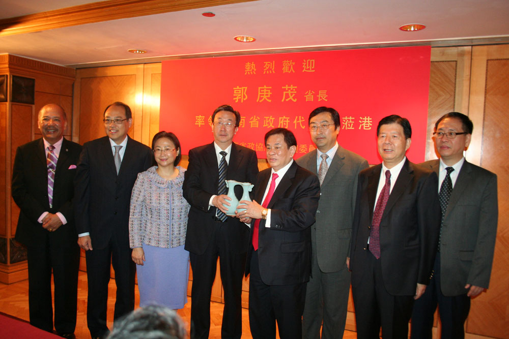 　　圖：賓主互贈紀念品。左四為河南省省長郭庚茂，右四為河南省政協港區召集人李金松/本報攝