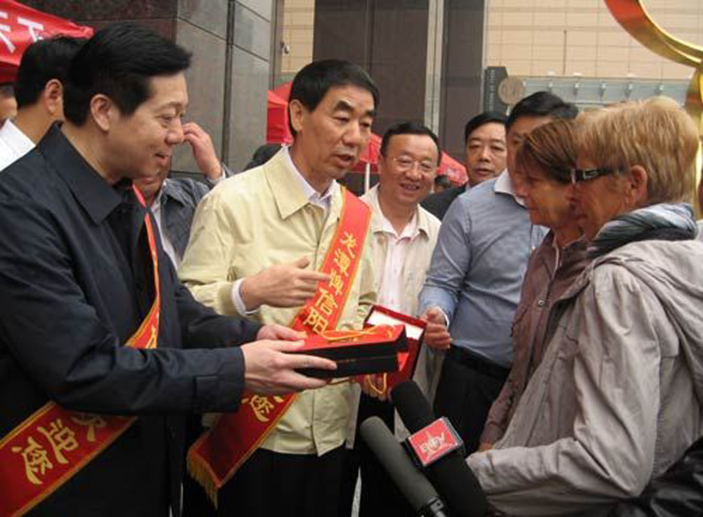 　　圖：信陽市委書記王鐵向遊客推介「信陽紅」