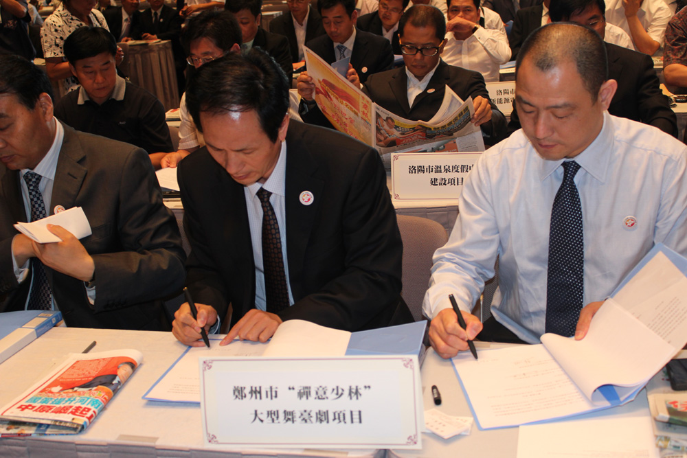 　　圖：河南省嵩山少林寺武術館館長焦紅波（左）和香港永太和印刷（集團）實業有限公司董事長莊青黎（右）簽署投資合同。該項目投資約1億元人民幣