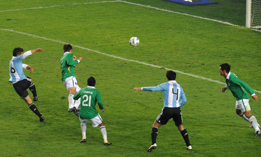 　　圖：阿古路（左）第一時間抽射，助主辦國阿根廷搶回一分/法新社