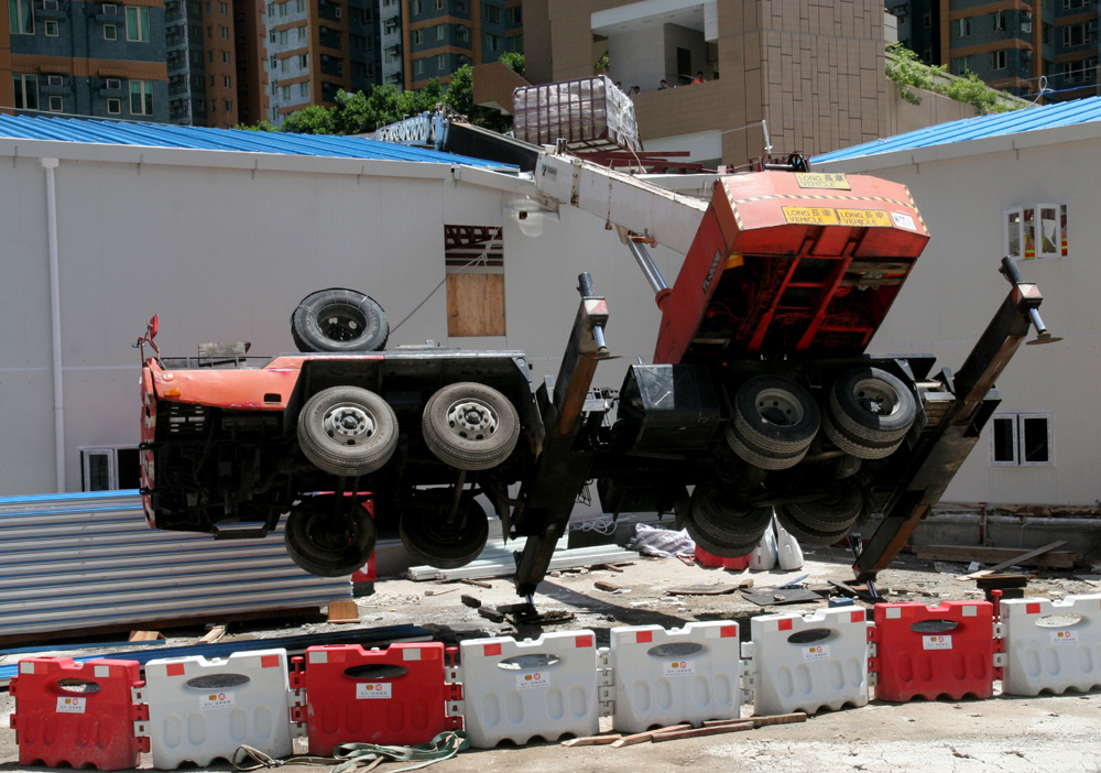 　　圖：港鐵黃埔站地盤發生吊臂車翻側意外