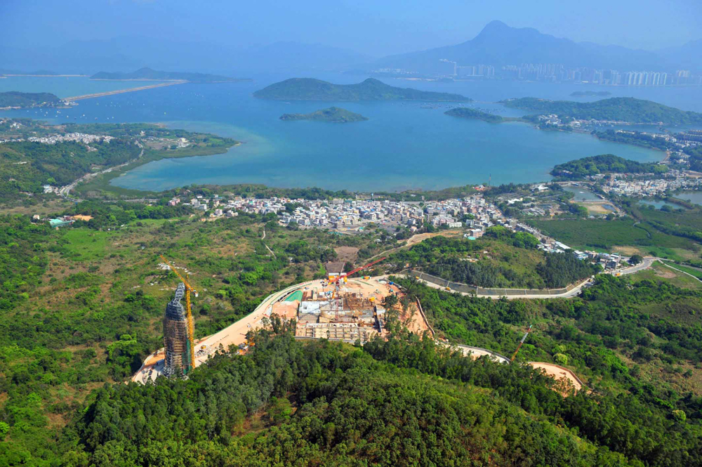 　　圖：慈山寺地盤約五十萬平方呎，背靠八仙嶺，面向船灣淡水湖