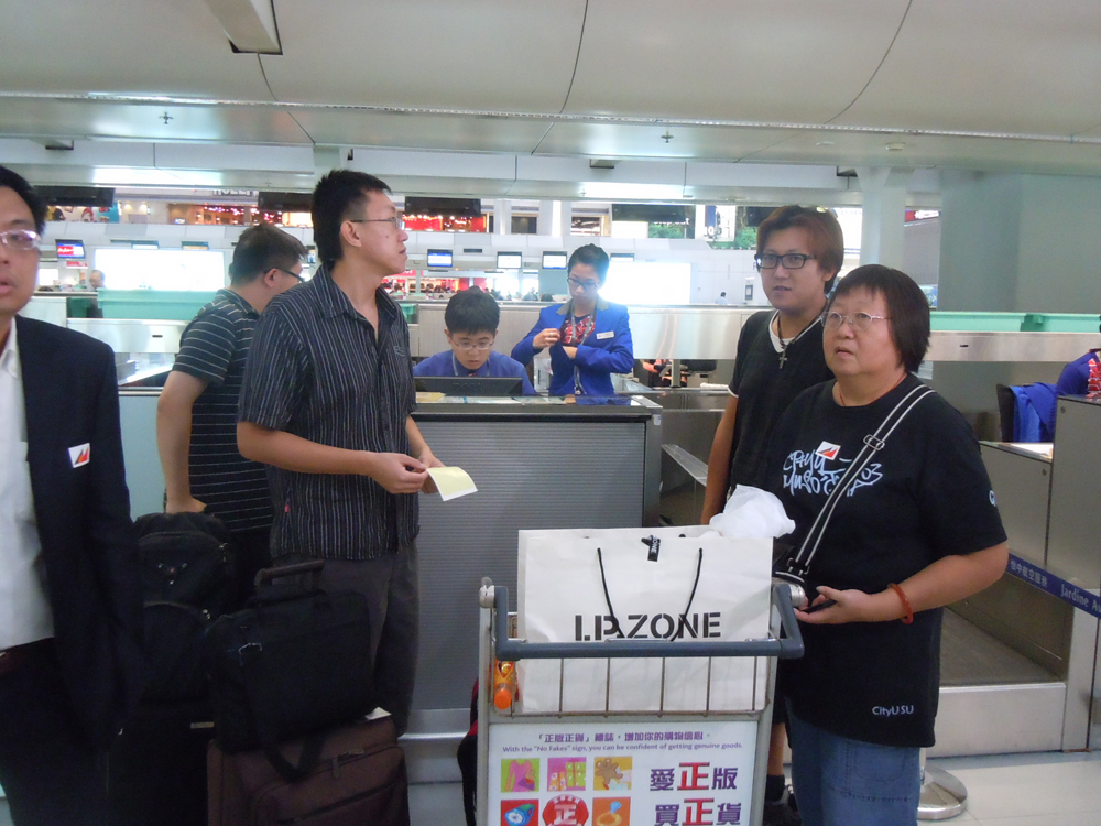 　　圖：謝廷駿家人昨日前往菲律賓 本報攝