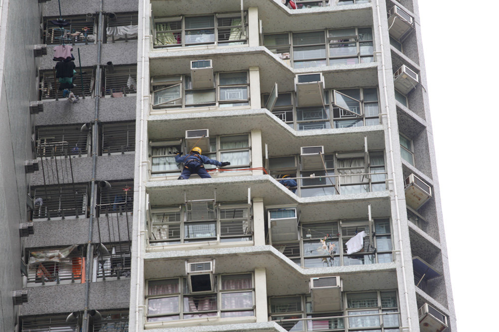 　　圖：警員勸喻姊妹期間，消防員「飛將軍」於單位外牆戒備 