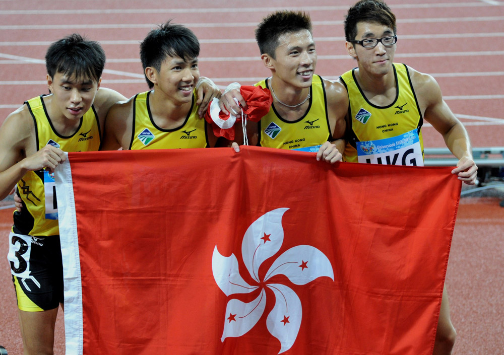 　　圖：港田徑隊奪得男子4×100米季軍，隊員葉紹強（左起）、黎振浩、梁祺浩及何文樂笑逐顏開 本報攝