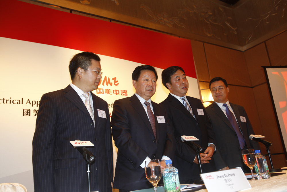 　　圖：左起：國美副總裁鄒曉春、主席張大中、總裁王俊洲及代理首席財務官方巍 本報攝