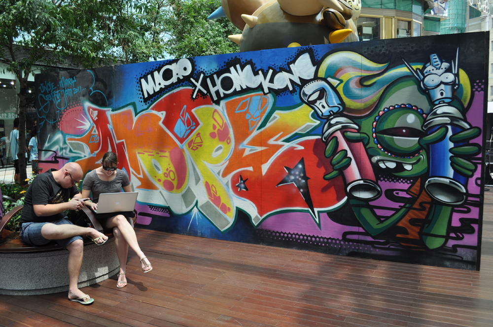 　　圖：香港、澳門、深圳和佛山四地塗鴉工作者合作的作品日前在K11露天廣場展出 本報攝