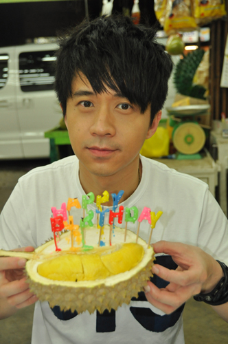 　　圖：光良捧着榴槤蛋糕，難忘這生日哩！