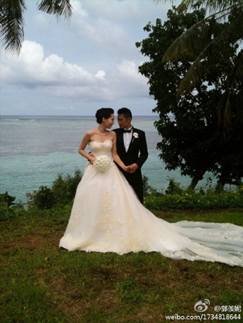 　　圖：郭羨妮（左）在網上發布與丈夫朱少杰的結婚照