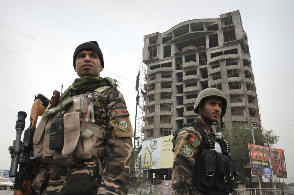 　　圖：阿富汗士兵守衛9月13日被炸的美國駐阿使館，美方稱這是「哈卡尼網絡」組織所為