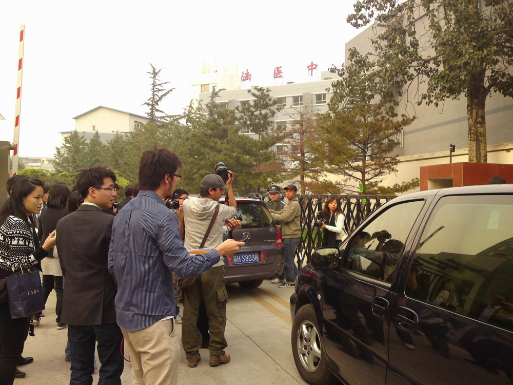 　　圖：死者家屬乘車抵達法醫中心門口時受到在場記者追訪　　本報攝