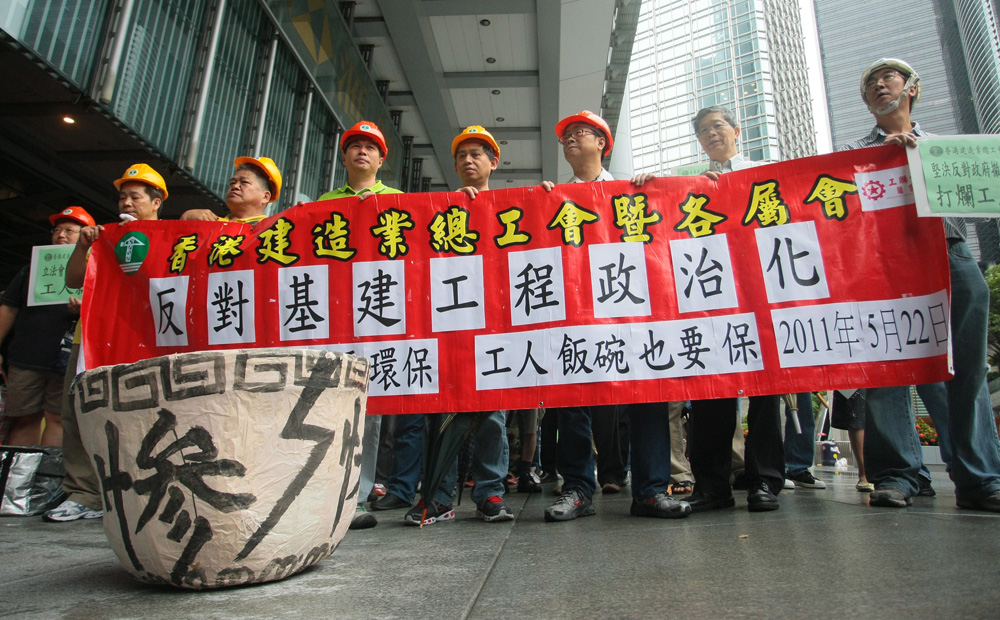 　　圖：市民不滿反對派將基建工程作為政治議題抽水