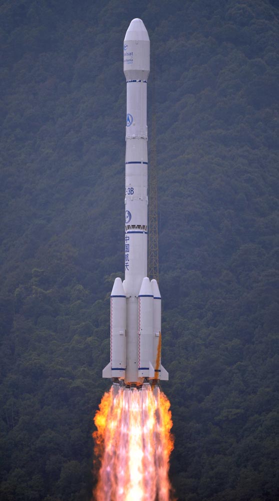 　　圖：七日，我國在西昌衛星發射中心用「長征三號乙」運載火箭，成功將法國製造的W3C通信衛星送入預定軌道。圖為火箭發射瞬間 新華社