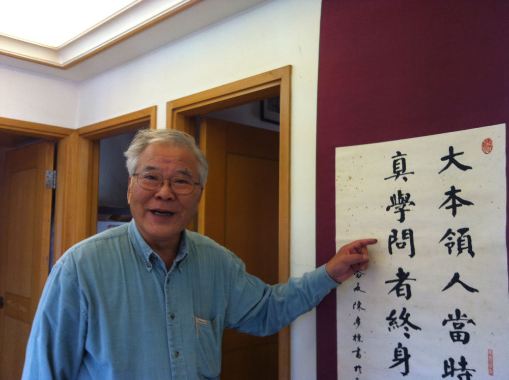 　　□陳夢標喜歡顏真卿體的骨力遒勁，喜歡李太白詩的氣象萬千。自言，案上筆為木，墨為水，硯為石，均是自然之物。揮毫時筆隨意走，「水墨交融，力透紙背」的一刻是謂「天人之境」。人法地，地法天，天法道，道法自然，書法之道於陳夢標而言，唯「自然」二字。/文：成野 圖：蔡文豪 成野