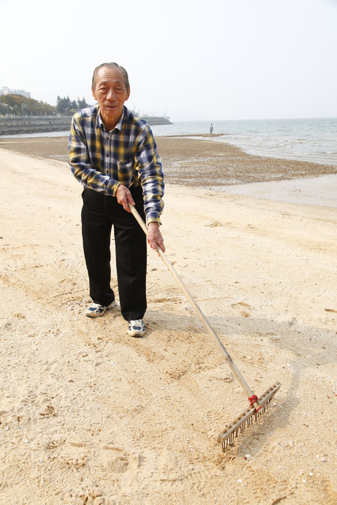 　　□每當望見「篤眼篤鼻」的東西，郭九都愛拆爛後弄得漂漂亮亮，對醜東西壞東西有種偏執的厭惡。九六年時，有次他來到烏溪沙家附近暢泳，水是很清，偏偏是個石灘，充斥着「岩岩巉巉」的沙石和蠔殼，得先穿上拖鞋走到水邊才能下水。後來他暗下決心，搬石堆沙，十年下來，竟闢出十多米的道路直通大海，儼如現代愚公，更被未明內情的街坊以為他是「傻佬」、有神經病，面對閒言閒語，他才懶得解釋：「堅持到底，怎樣都要做得到，我一定要在這兒游泳！」憑着簡單的動機，他做了很不簡單的事。/文：吳美慧 圖：杜漢生