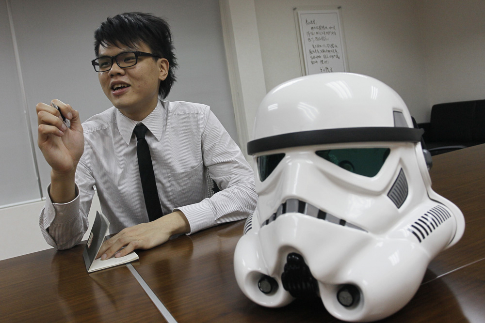 　　大抵每齣好戲，少不了好人大戰壞人的元素。壞人的角色從不討好，甚至令人生厭。在電影《星球大戰》（Star Wars）裡，有一群壞人，為邪惡帝國軍的軸心勢力，殺人放火壞事做盡，而偏偏這個角色卻深得觀眾眼緣。一群星戰迷狂熱得充當這堆壞人，但背後原來卻是另有目的─「Bad Guy Do The Good Thing，壞人做好事。」　　文：黃芷慧　　圖：黃洋港、受訪者