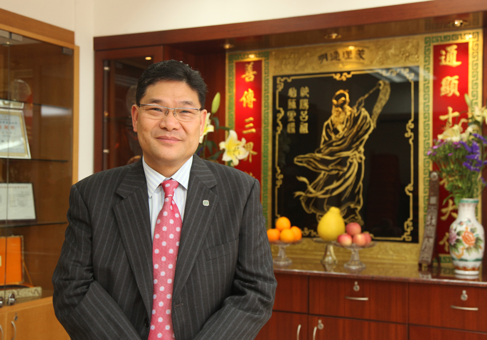 　　宗教、慈善、政治，似屬不同領域，都需投入大量精力，卻有人能將三者巧妙結合，並達至統一——`身兼中西區區議會主席、通善壇福利機構行政總裁的葉永成便是這樣一個人。他自幼與道教有不解之緣，其服務社會之道起於道教團體通善壇，至今身兼多職仍對之不離不棄；在慈善事業中有所建樹，並在政治領域嶄露頭角的經歷，似乎都應了道家「道生一，一生二，二生三，三生萬物」的思想。/文：汪澄澄 圖：蔡文豪