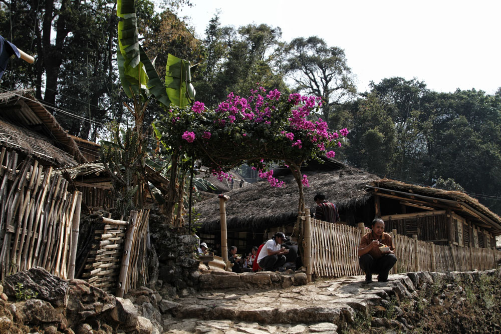 　　□在雲南西南邊陲的滄源縣阿佤山深處，至今還有着一個神秘的佤族原始部落。這裡盛行「拉木鼓」等神秘、古老的習俗文化，這也是中國最後一個從原始社會直接過渡到社會主義社會的群居原始部落—翁丁佤寨。佤族在翁丁這塊神奇的土地上已經居住了400多年，這裡是中國佤族歷史文化保留最完整的地方，也是佤民族特色傳統建造技術保留最完整的原生態村落。/文、圖：本報記者　袁璐