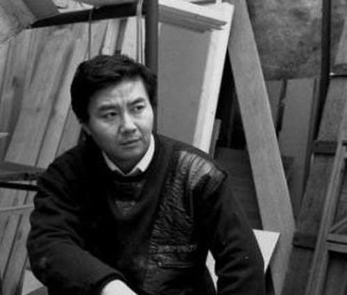 　　□說起陳箴，許多人想到的是上世紀八、九十年代走紅於海外的中國藝術家群體，有人想到他對東西方文化碰撞與融合的思考，有人嘆息他的英年早逝，也有人將其未完成的裝置手稿付諸行動。上海外灘美術館正舉行「陳箴：不用去紐約巴黎，生活同樣國際化」展覽（至十月七日）。時隔九年，陳箴的作品再次回國，與展覽一併提出的還有關於上海城市化進程、私營美術館發展的討論。/文：大公報記者 周婉京 圖：上海外灘美術館