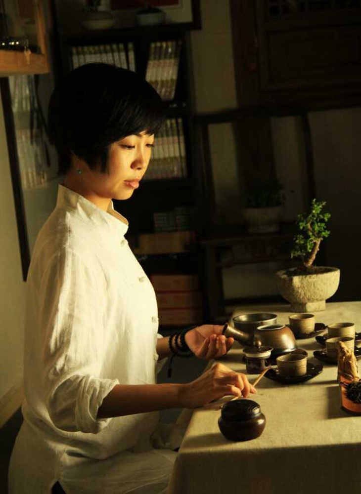 　　□香港算是全亞洲最愛飲茶的城市了，有數據顯示，港人年均茶葉消費量接近兩公斤，是內地人均茶葉消費量的近六倍。另一方面，也有越來越多的年輕人認為喝茶跟不上香港快節奏的生活，取而代之會選擇咖啡、可樂等舶來品。而鍾情茶文化的年輕港人亦有選擇重回傳統，來到一河之隔的深圳學習茶藝。\文、圖：大公報記者 石華