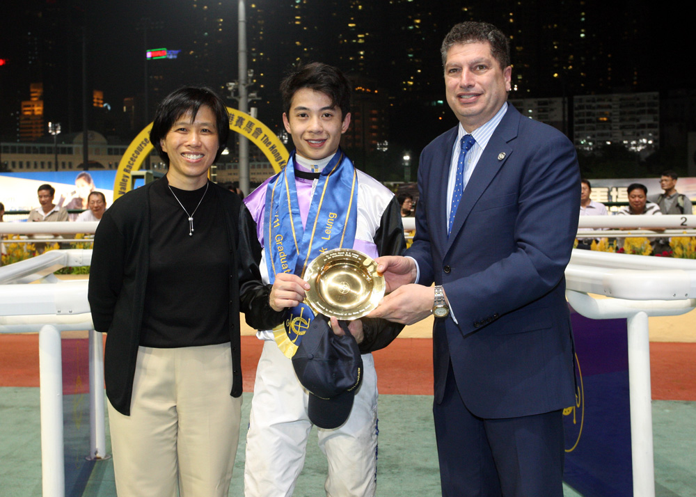 　　□自小與馬結緣，出道七年，贏得170場頭馬，並曾獲亞洲見習騎師挑戰賽冠軍，他是年僅27歲的新晉騎師梁家俊。在競爭異常激烈的香港賽馬圈，華人騎師要爭得一席之地更非易事，家俊深諳不進則退的道理，即使在畢業後不久便曾踏入過事業的低潮期，亦從未有過放棄的念頭，每逢遇到困難總會認真想辦法有針對性地去解決。家俊說，「永遠要求自己每日都要進步多一點」，是自己的「過人之處」，亦相信這是在馬圈成功的要訣。/文：楊致珩 圖：林良堅╱部分圖片由受訪者及馬會提供