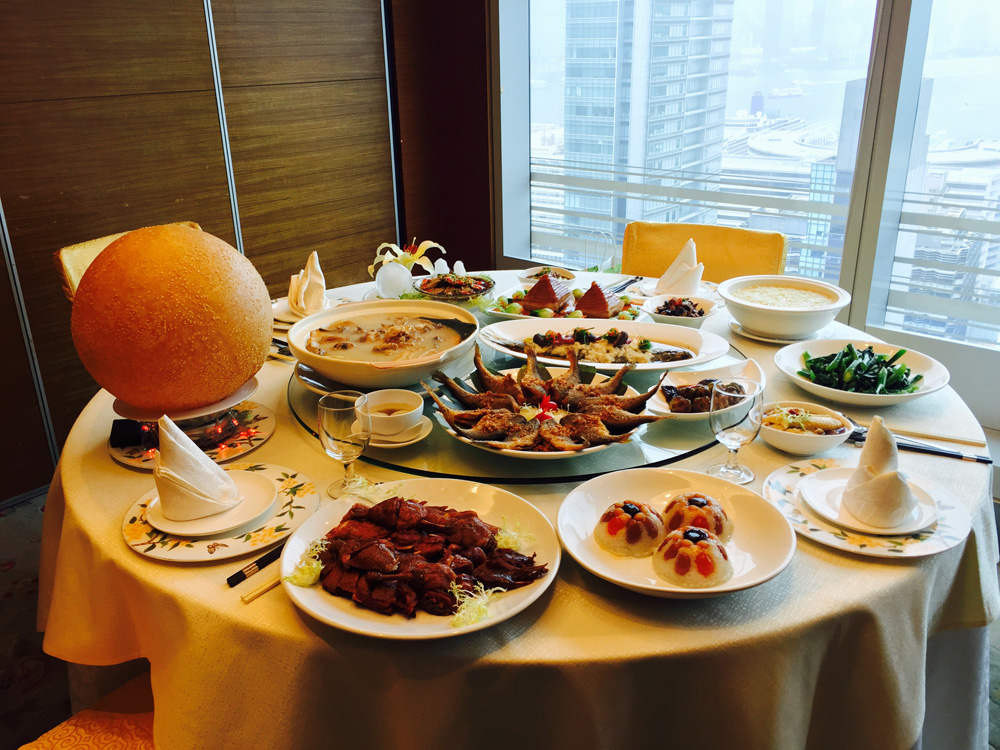 　　□清朝末年，與大量寧波人一起渡過寧波灣北上上海的，還有黃魚、烤麩與醃篤鮮，寧波菜隨之開始在上海佔有一席之地。雖擠不進中國傳統八大菜系，但「魚米之鄉」得天獨厚的自然環境，使得寧波菜成為浙菜中最具特色的地方菜系，一旦寧波菜成了席，絕對講究、體面。\文、圖：潘少